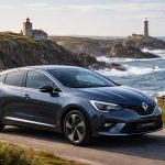explorez la bretagne à bord d'une renault clio hybride et parcourez des itinéraires captivants le long des phares et des côtes sauvages pour une aventure écologique et authentique.